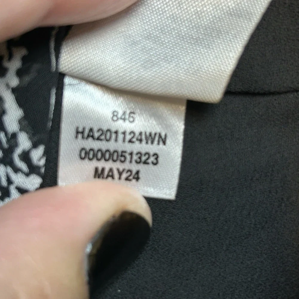 HALOGEN, Plus 3X, Black White‎ Flutter Sleeve Split Neck Top Floral Blouse, NWT - Picture 14 of 14